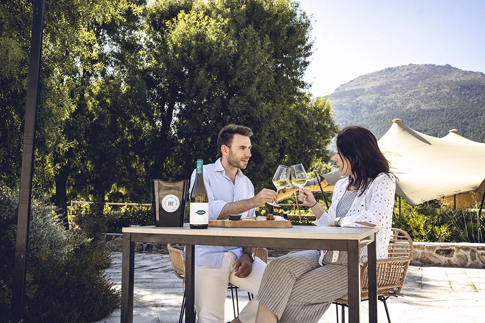 Degustacion_vinos_bodega_Huellas_del_Tietar