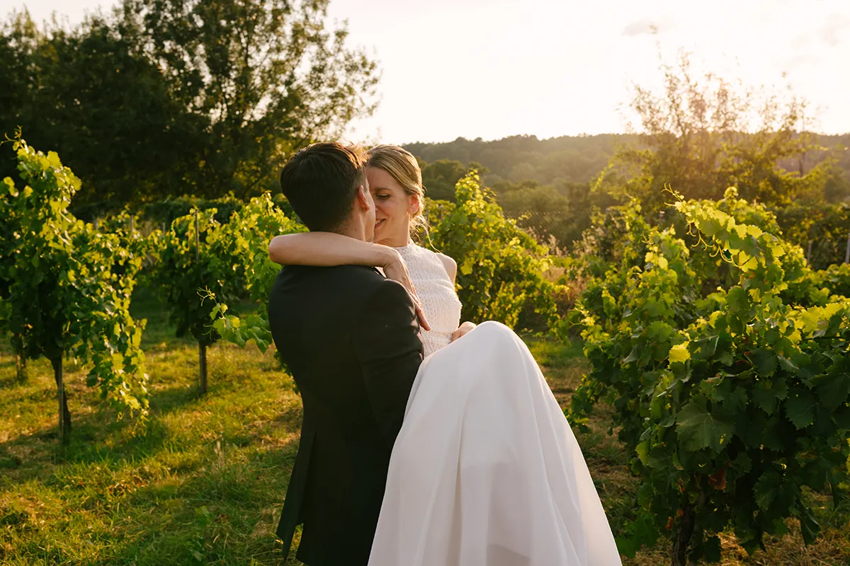 Couple getting married in a vineyard at sunset. Valle del Tiétar, Sierra de Gredos. Author: Lucky Elevens