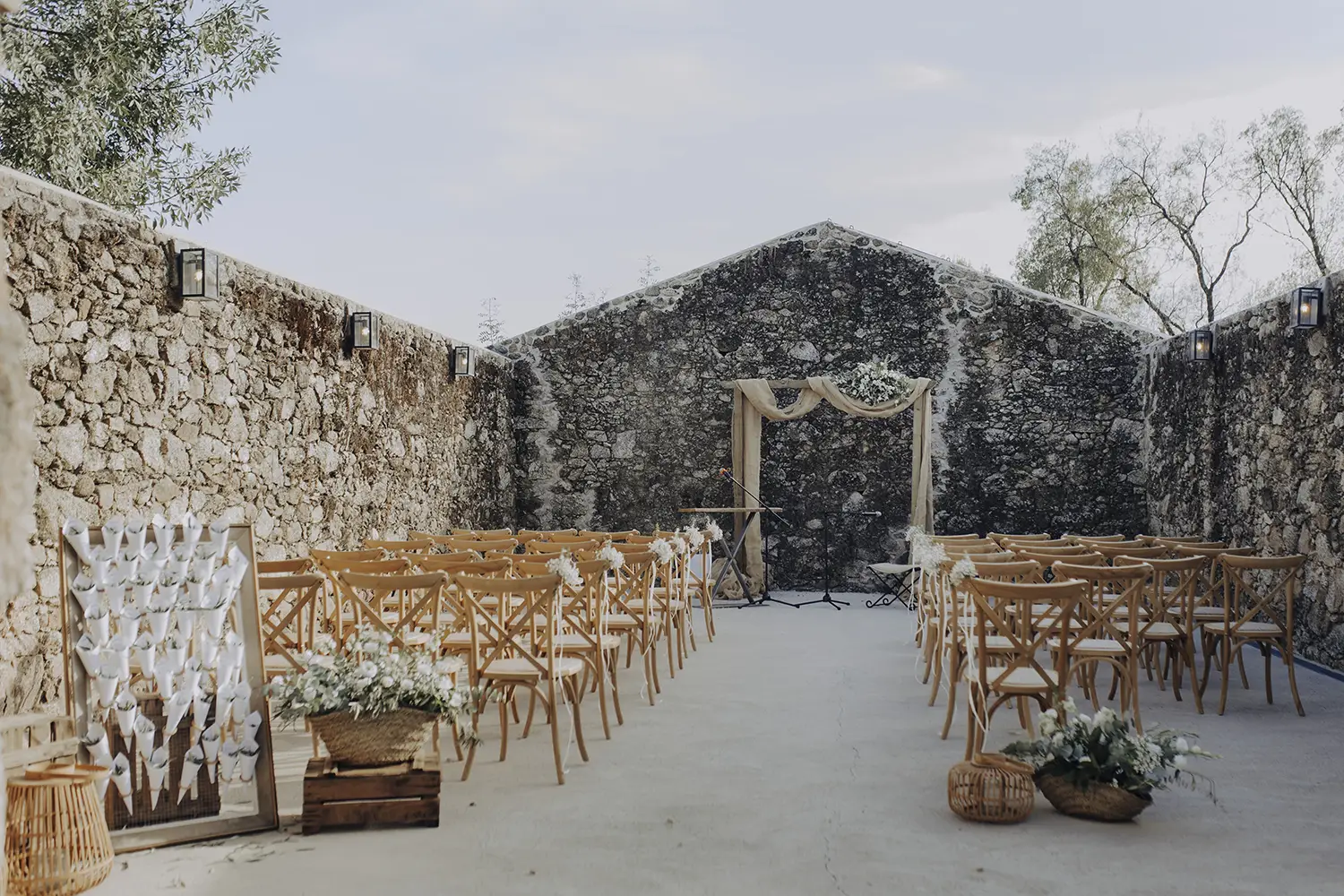 Espacio para ceremonias exterior en un antiguo granero. Valle del Tiétar, Sierra de Gredos. Foto: Vinna Bodas