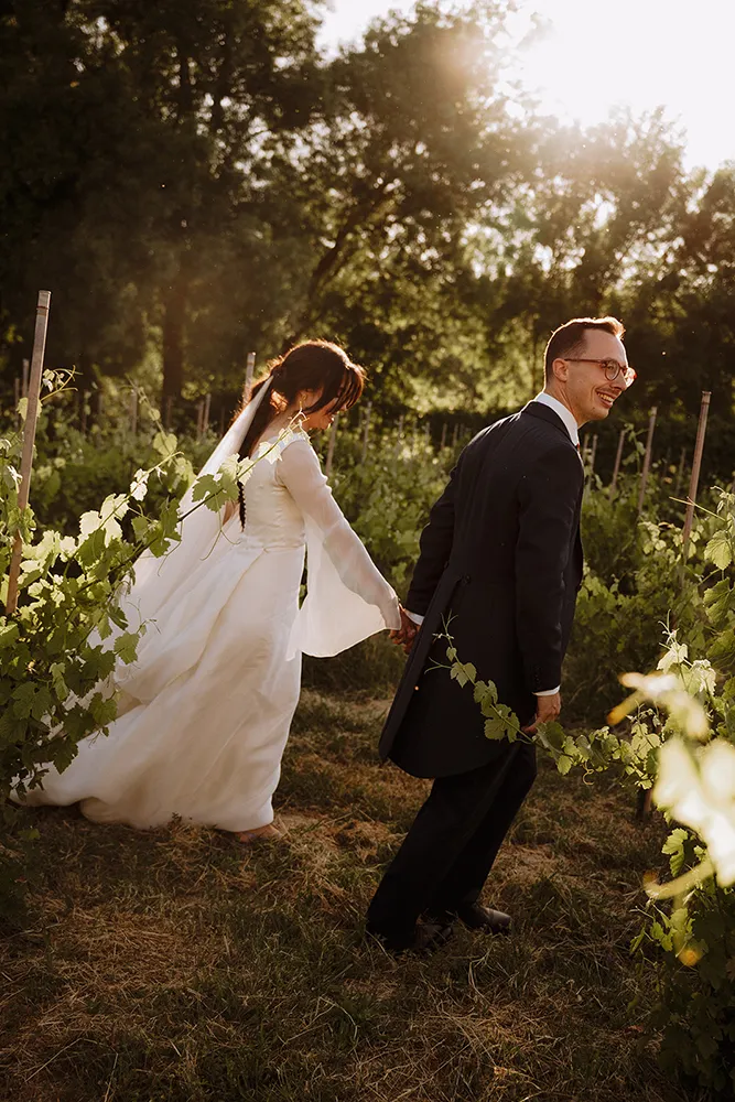 Couple getting married in a vineyard at sunset. Valle del Tiétar, Sierra de Gredos. Author: Velvet Hush