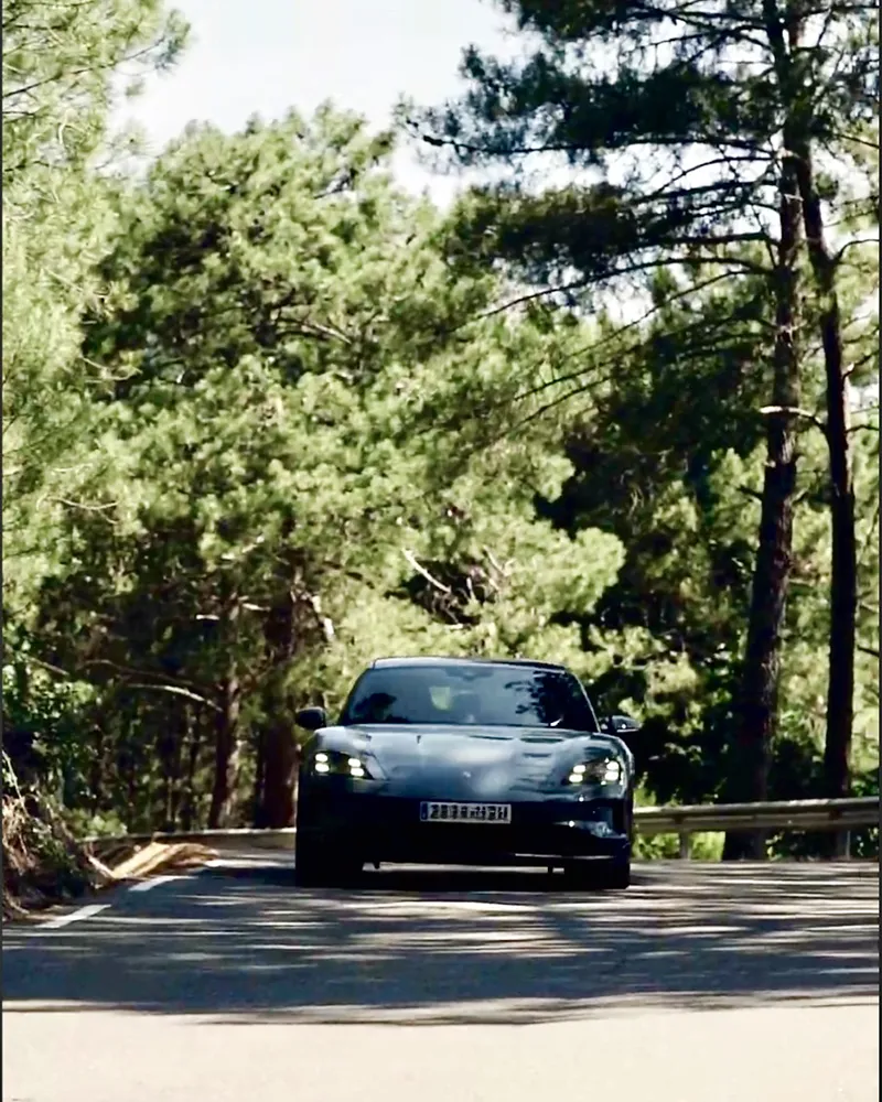 Porsche en la carretera de subida al Puerto del Pico, Lanzahíta, Ávila
