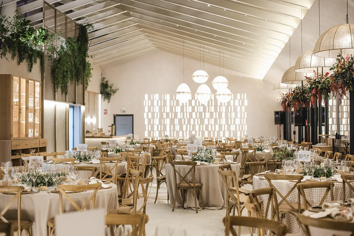 Wedding dinner set up inside the salon at Huellas del Tiétar, Valle del Tiétar. Author: That’s Art Bodas