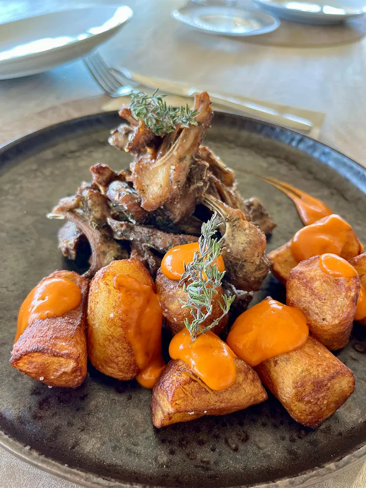 Costillitas de conejo al tomillo con bravas de autor. Restaurante Huellas del Tiétar