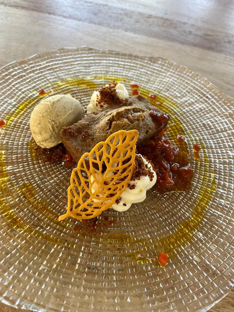 Tarta de zanahoria al aroma de canela con crema cítrica de queso y helado de pistacho