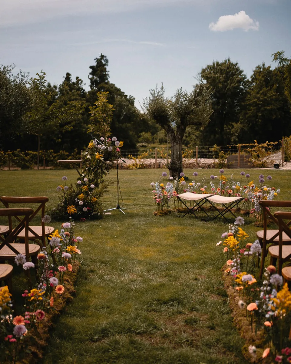 Espacio exterior de ceremonia en Huellas del Tiétar con decoración floral y vistas a la Sierra de Gredos