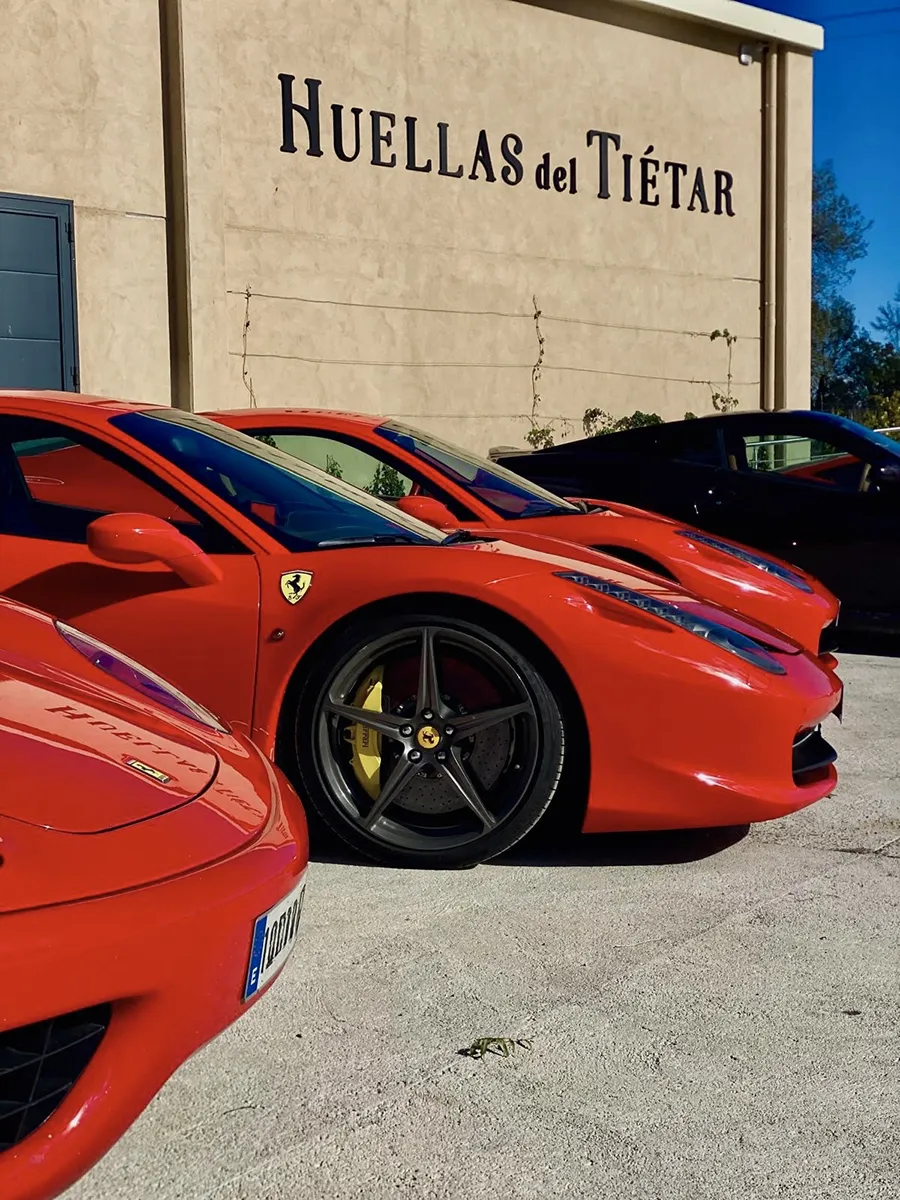 Coches aparcados en la finca de Huellas del Tiétar, Lanzahíta, con motivo del Evento del Club Ferrari España