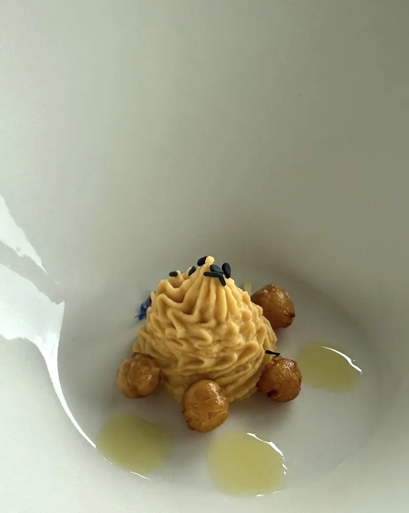 Ejemplo de aperitivo del fin de semana:  Hummus de garbanzo en dos texturas. Restaurante Huellas del Tiétar, Lanzahíta