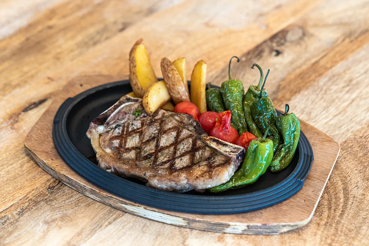 Entrecot de carne avileña cocinada en horno de brasas Josper, Lanzahíta, Ávila