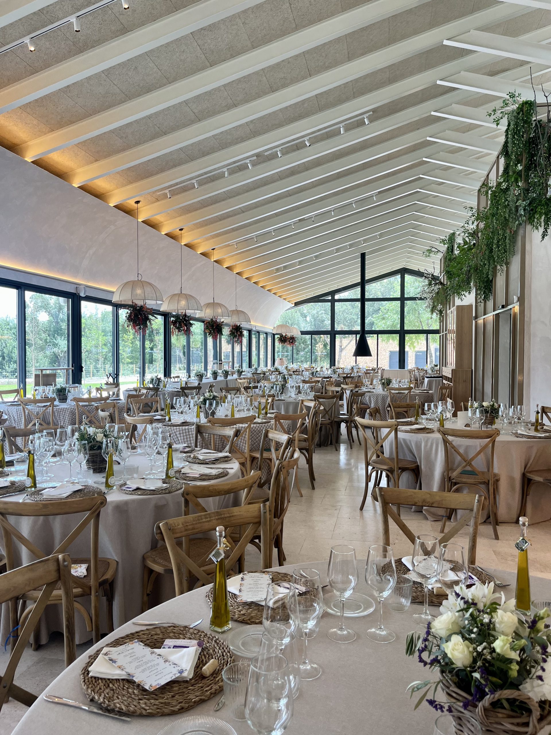 Banquete boda interior restaurante Huellas del Tiétar