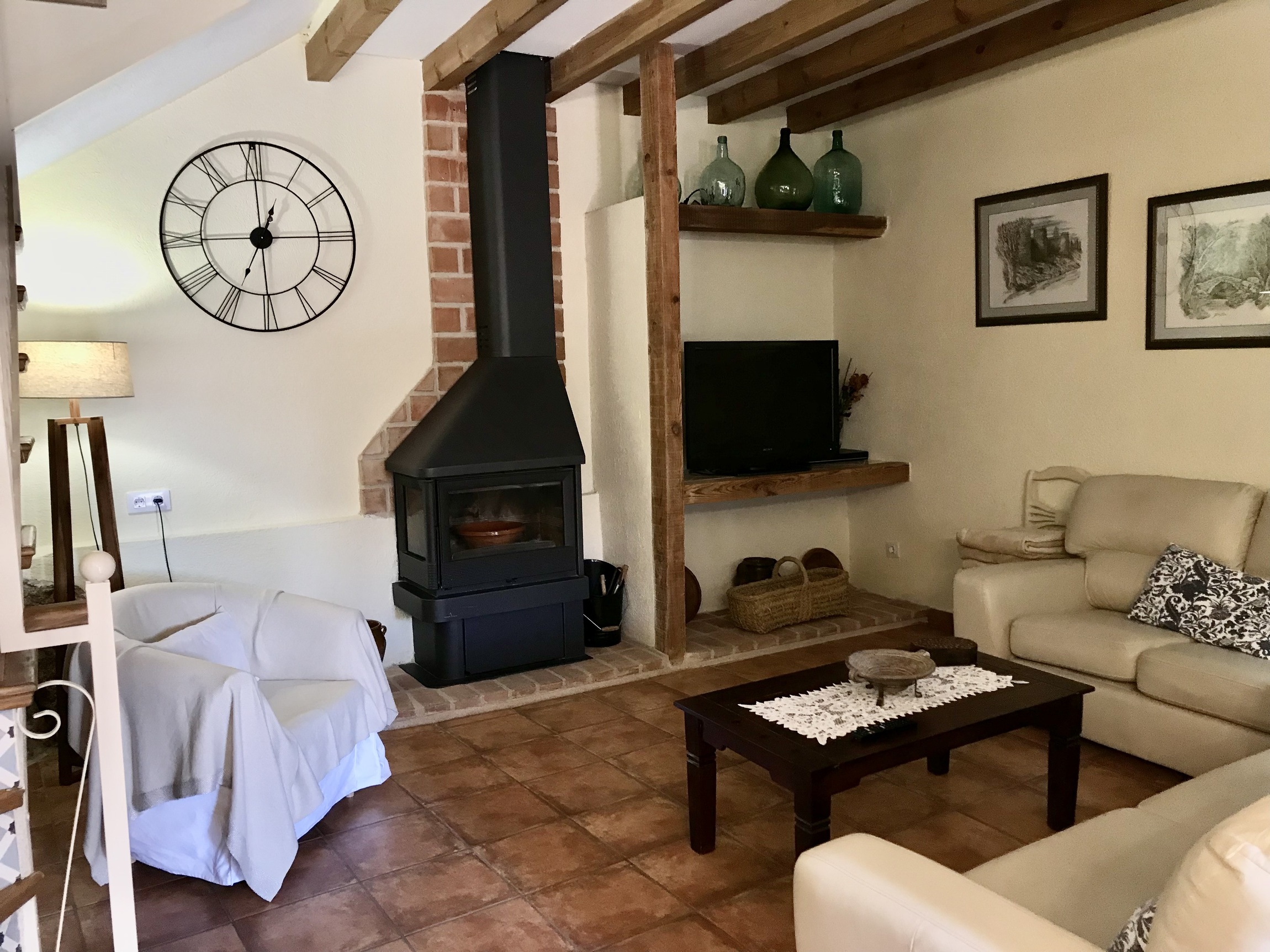 Salón con chimenea casa rural La Fragua, Lanzhíta, Ávila