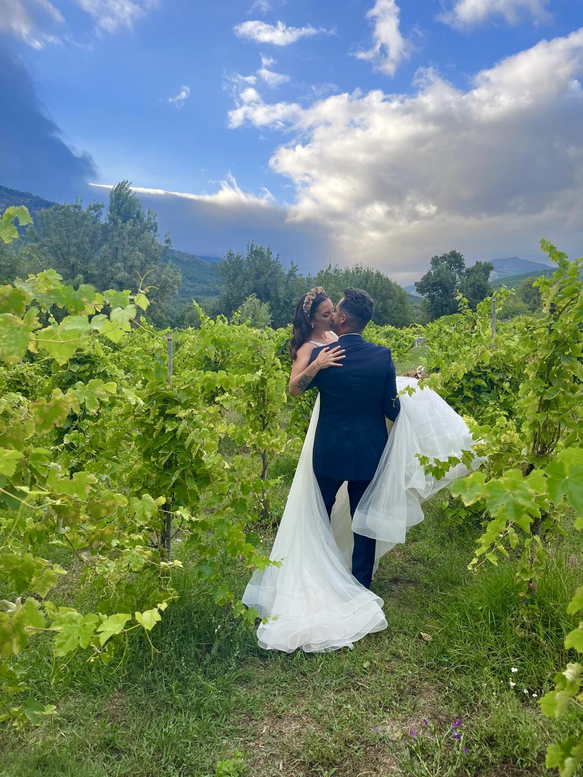 Novios en viñedo finca Huellas del Tiétar
