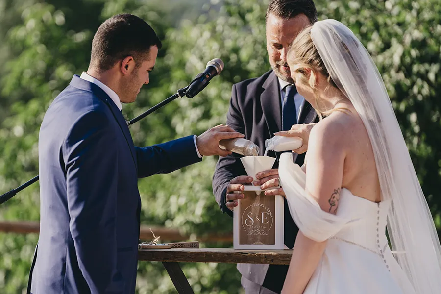 closeup-ritual-moment-during-ceremony-huellas-tietar