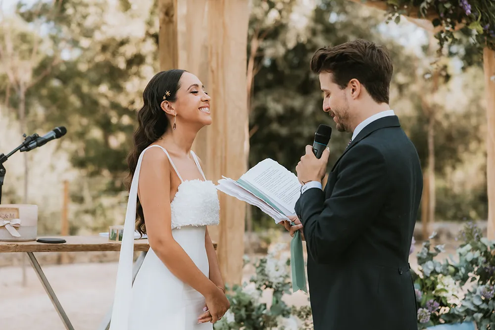 couple-exchanging-wows-outdoors-huellas-tietar