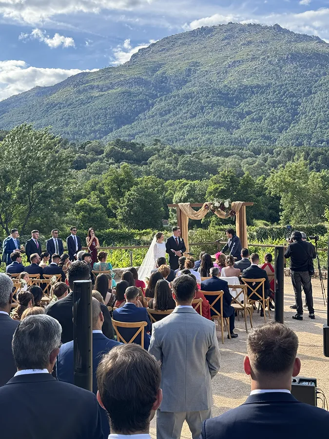 guest-seated-couple-ready-outdoor-ceremony-lanzahita-avila