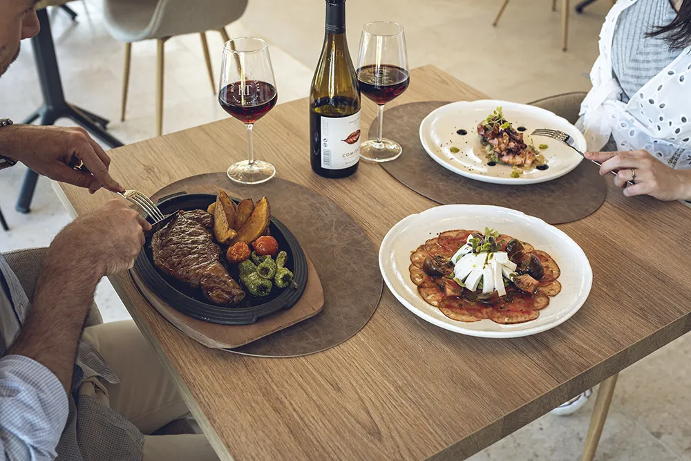 mesa-puesta-restaurante-huellas-tietar-botella-vino