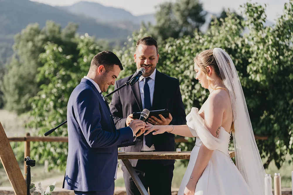 officiant-couple-during-ceremony-huellas-tietar