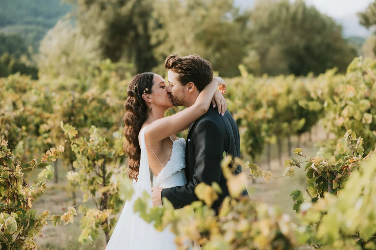 Pareja besándose en un viñedo en el Valle del Tiétar. Finca Huellas del Tiétar