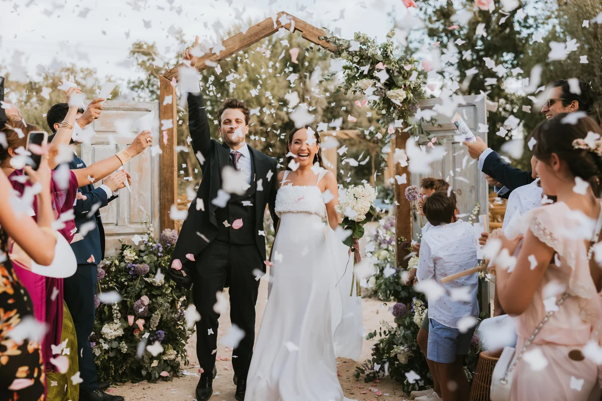 Pareja disfrutando de la salida de su ceremonia.