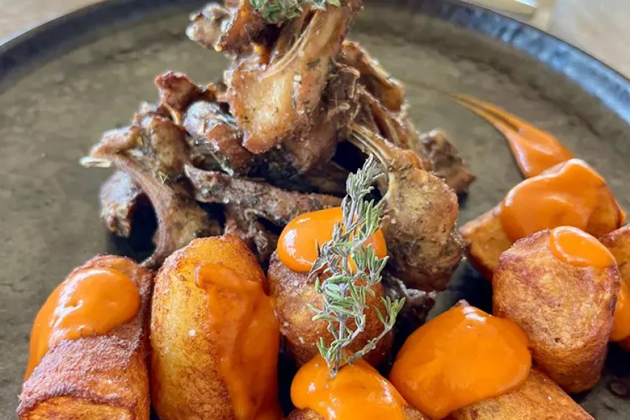 Costillitas de conejo al tomillo con bravas de autor. Restaurante Huellas del Tiétar