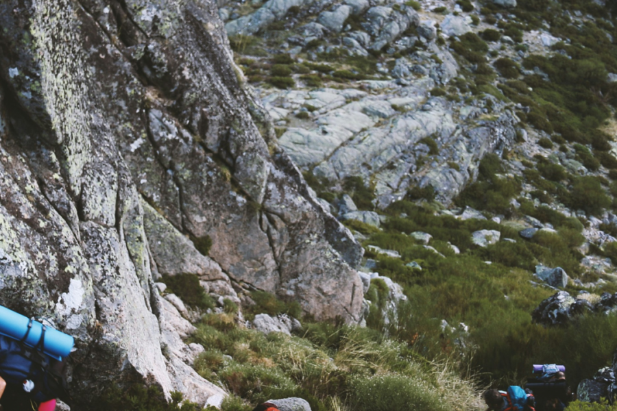 Ruta de senderismo en el Valle del Tiétar, con vistas de la Sierra de Gredos y la vegetación local.