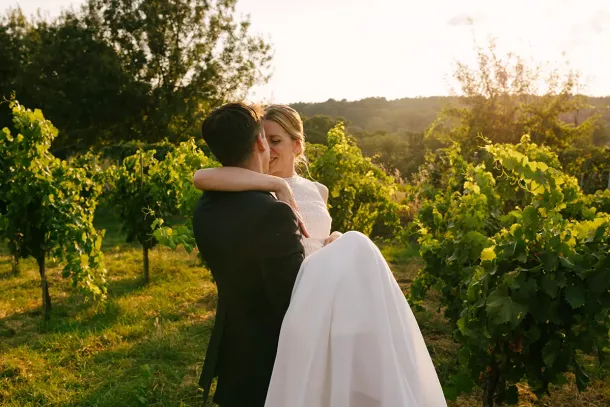 Couple getting married in a vineyard at sunset. Valle del Tiétar, Sierra de Gredos. Author: Lucky Elevens