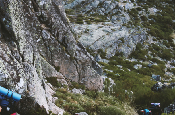 Ruta de senderismo en el Valle del Tiétar, con vistas de la Sierra de Gredos y la vegetación local.