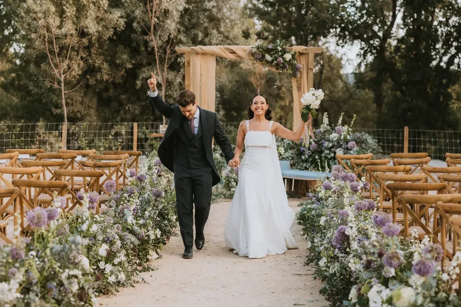 Outdoor ceremony aisle with flowers. Huellas del Tiétar, Lanzahíta. Photo by Iris Vega